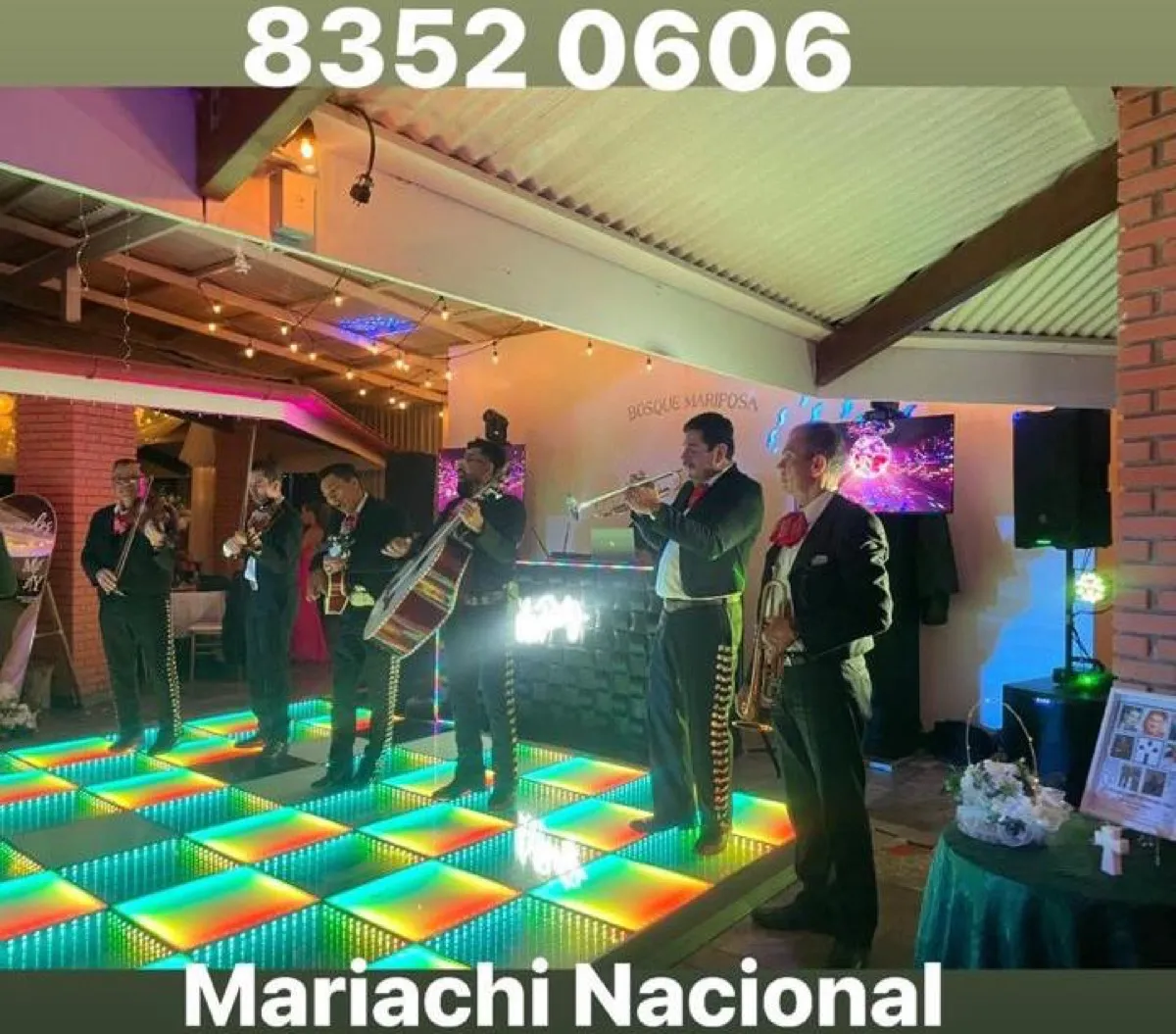 Grupo de mariachi tocando en cumpleaños en Alajuela