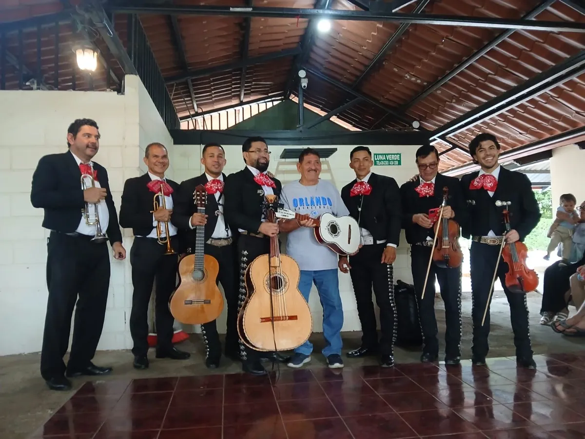 Mariachi tocando en serenata nocturna