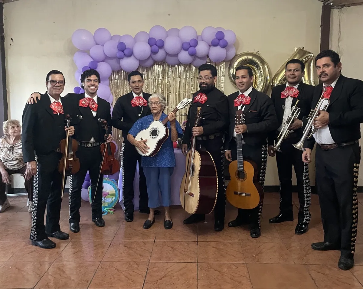 Mariachi con trajes tradicionales en presentación