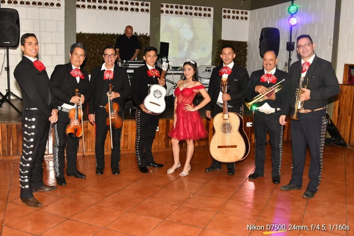 Mariachi Nacional de CR amenizando un quince años