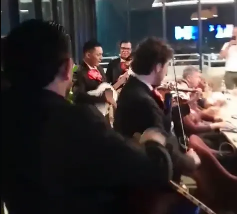 Mariachi Nacional de CR tocando en un evento privado