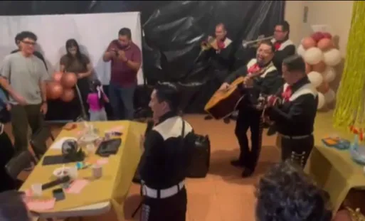 Mariachi Nacional cantando para un cumpleaños